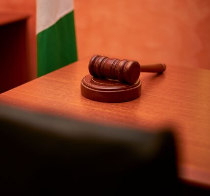 Ile naprawdę kosztuje brak stałej obsługi prawnej w małej firmie?