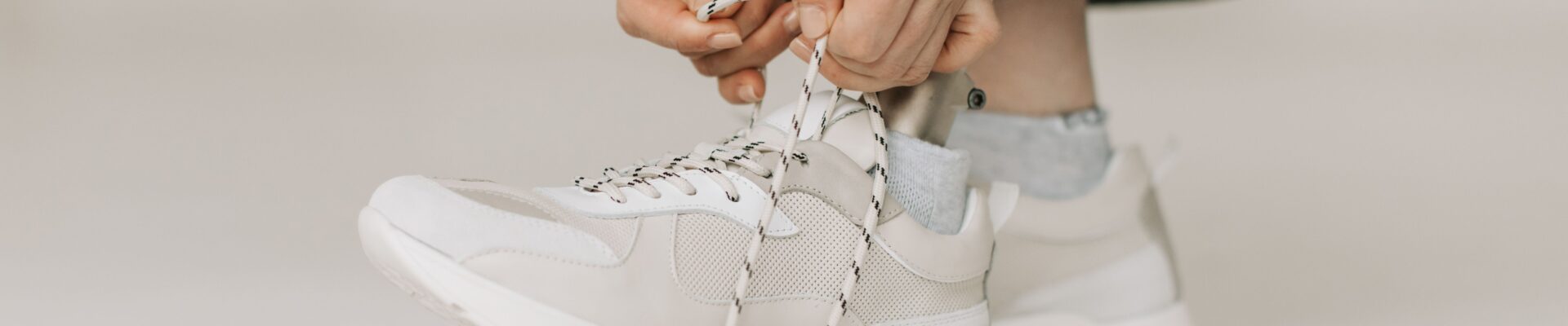 Sneakersy na cały dzień chodzenia - na co zwrócić uwagę poza wyglądem?