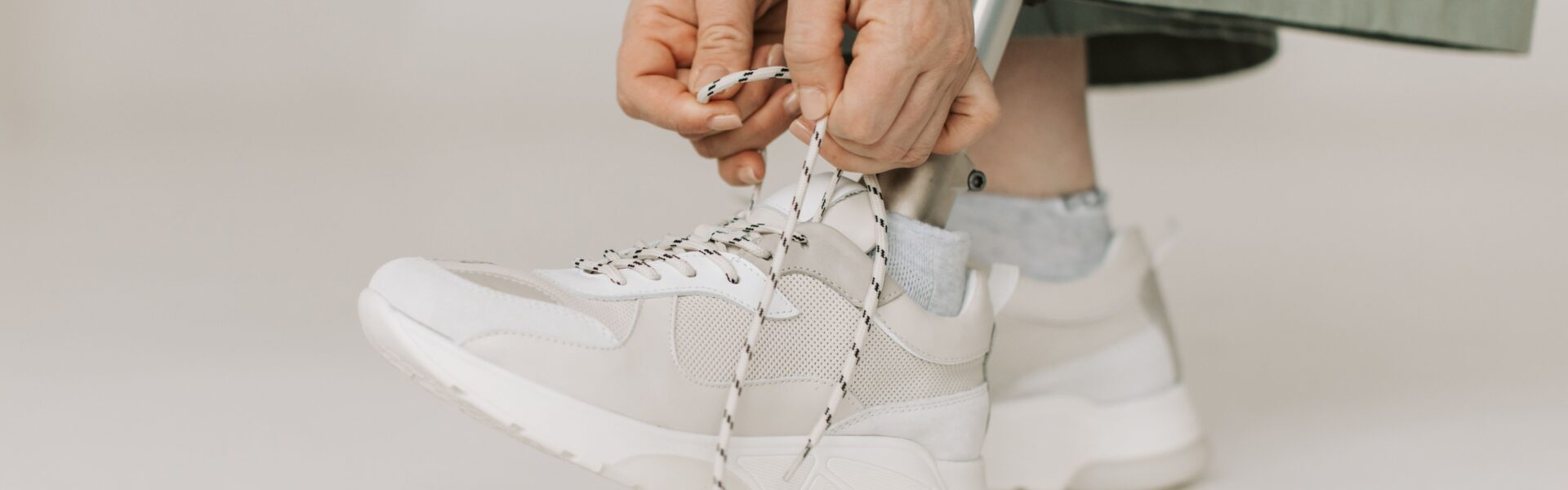 Sneakersy na cały dzień chodzenia - na co zwrócić uwagę poza wyglądem?