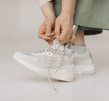 Sneakersy na cały dzień chodzenia - na co zwrócić uwagę poza wyglądem?