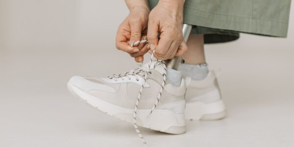 Sneakersy na cały dzień chodzenia - na co zwrócić uwagę poza wyglądem?
